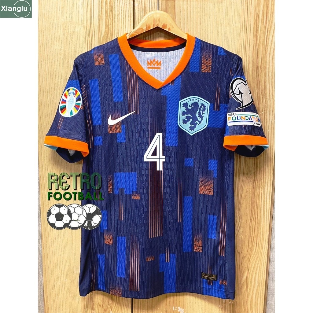 xlu เสื้อฟุตบอลทีมชาติ เนเธอแลนด์ Away เยือน ยูโร 2024 [PLAYER] เกรดนักเตะ สีกรม พร้อมชื่อเบอร์นักเตะในทีมครบทุกคน+อาร์มยูโร