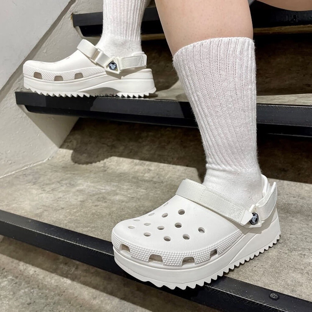 



 ♞,♘,♙



 Crocs Collection รองเท้าแตะ รองเท้าแบบสวม ส้นหยัก CR UX CS Hiker Clog 206772-060 / 2