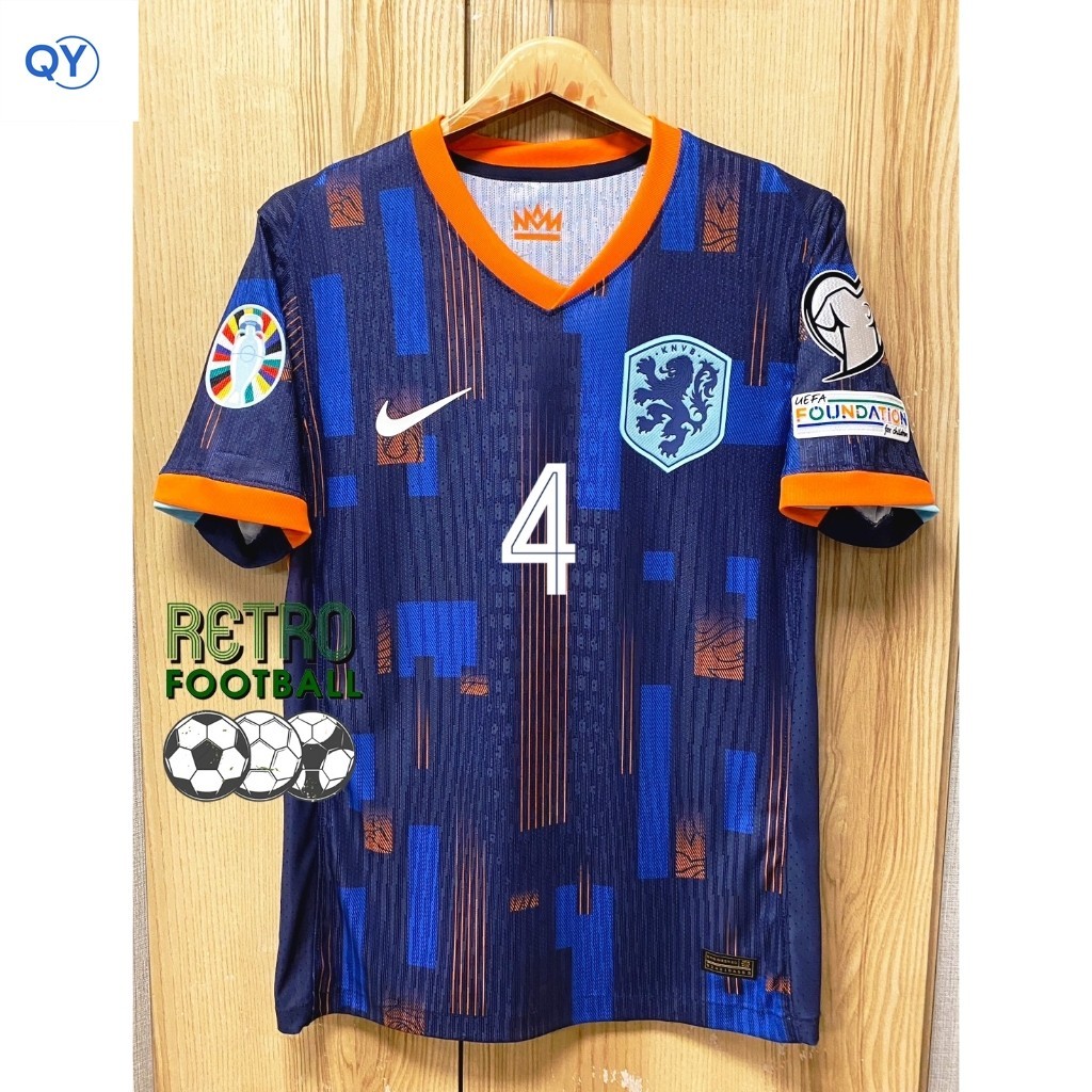 QY เสื้อฟุตบอลทีมชาติ เนเธอแลนด์ Away เยือน ยูโร 2024 [PLAYER] เกรดนักเตะ สีกรม พร้อมชื่อเบอร์นักเตะในทีมครบทุกคน+อาร์มยูโร
