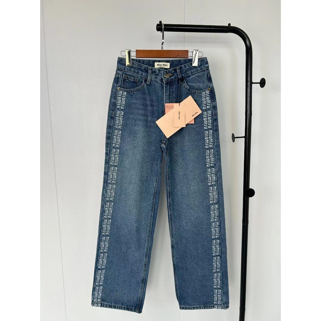 MIUMIU กางเกงยีนส ์ ผู ้ หญิงตัวอักษรสองด ้ านปักโลโก ้ กางเกงตรง