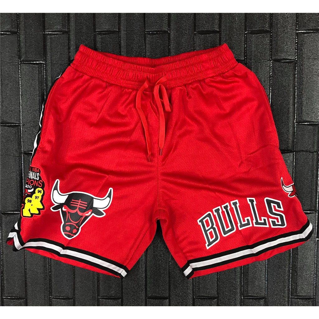 กางเกงขาสั้น Championship Chicago Bulls ทั้งหมด 19 คุณภาพผ้าปัก กระเป๋าทั้งข้างพร้อมกระเป๋าซิปด้านหลัง แบบเดียวกับออริก คุณภาพ (ทุกขนาดคือ ABOVE THE KNEE)