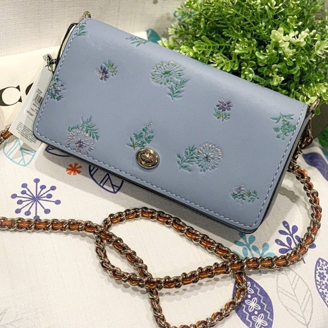 ♞(ผ่อน0%) กระเป๋า สะพายข้าง หนังแท้ สีฟ้า ลายดอกไม้ DINKY WITH MEADOW PRAIRIE PRINT (COACH 73726)