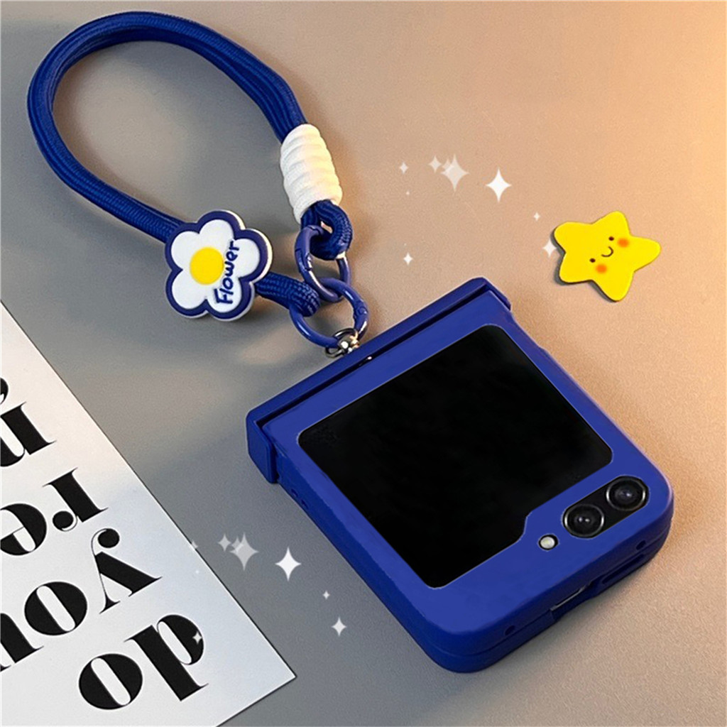 ใหม่หรูหราเรียบง่าย Klein สีฟ้าเคสโทรศัพท์ดอกไม้สายคล้องมือสําหรับ Samsung Galaxy Z Flip 7 Z Flip6 Zflip 5 Zflip6 Zflip 4 ฝาครอบ