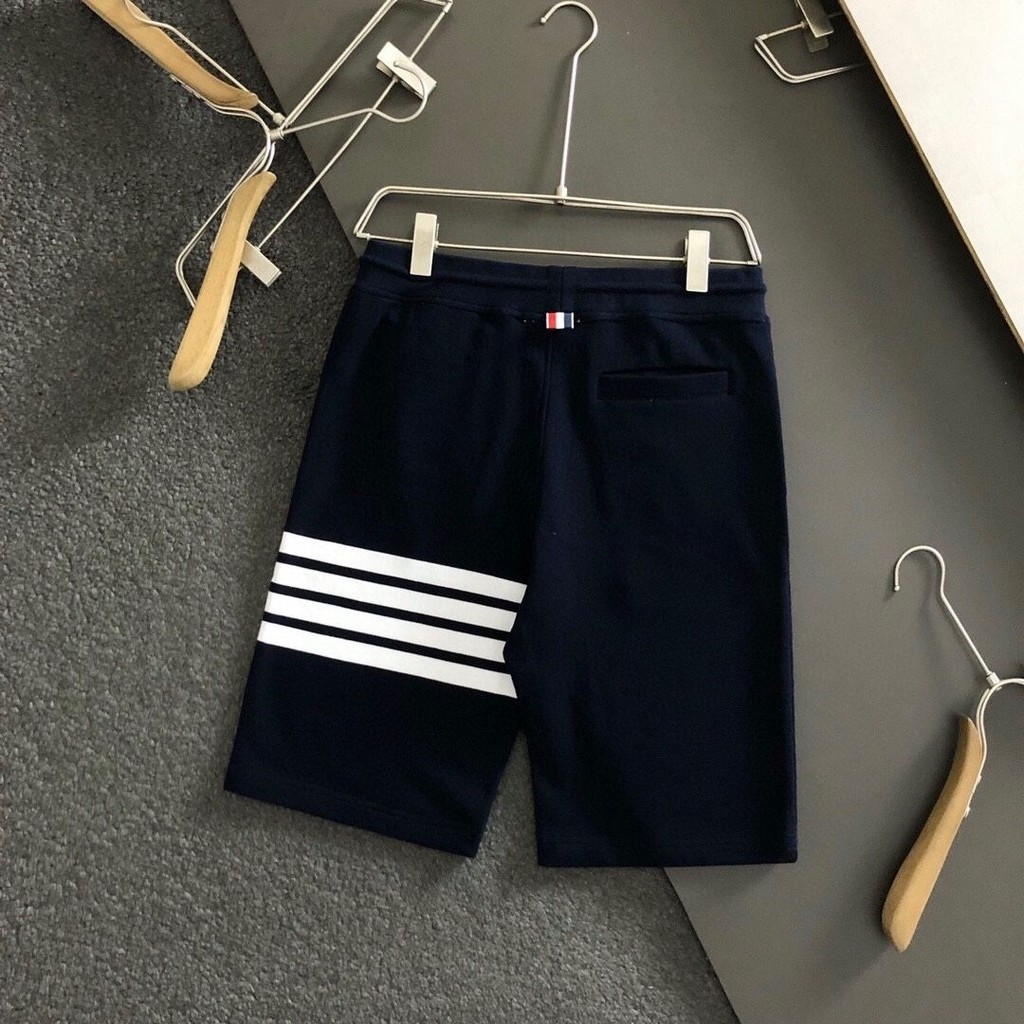 โรงงานขายส่ง THOM BROWNE Clearance แบรนด์อินเทรนด์ TB ลายอเมริกันสีทอสี่บาร์กางเกงขาสั้นผ้าฝ้ายผู้ชายและ Wome