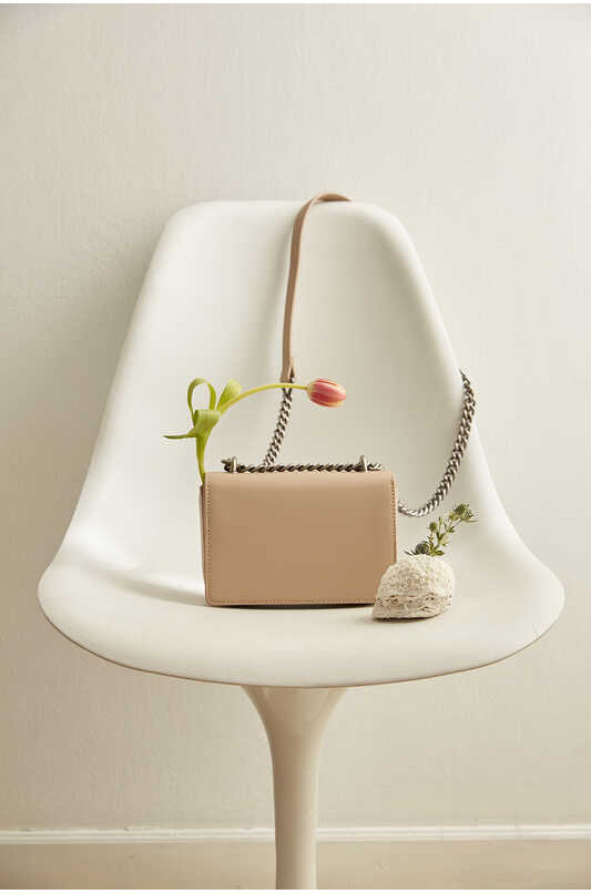 Labella - Luna Sand กระเป๋าสะพายสายโซ่ สีเเซน