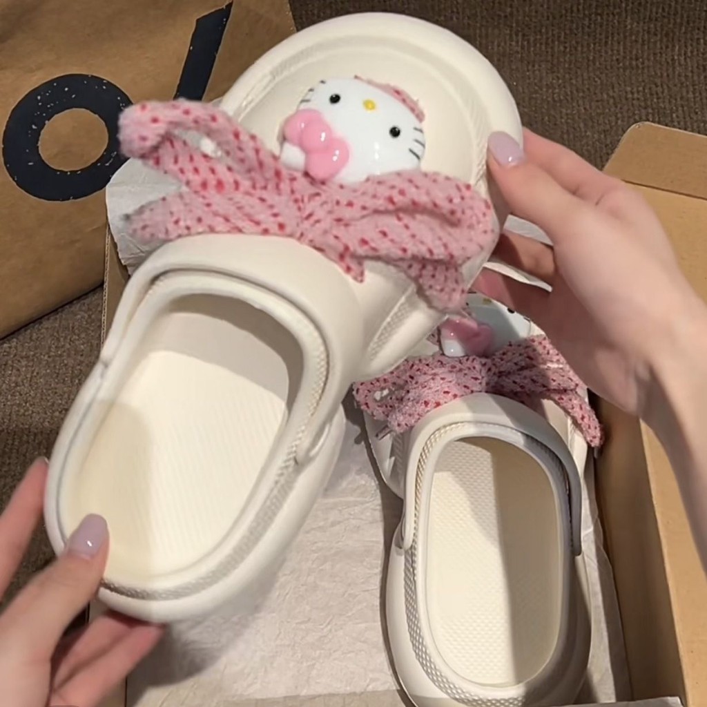 น่ารักHello Kittyรองเท้าCrocหนาSoledผู้หญิง 2024 ใหม่ฤดูร้อนOuterwearรองเท้าแตะพร้อมรองเท้าแตะนิ้วเ