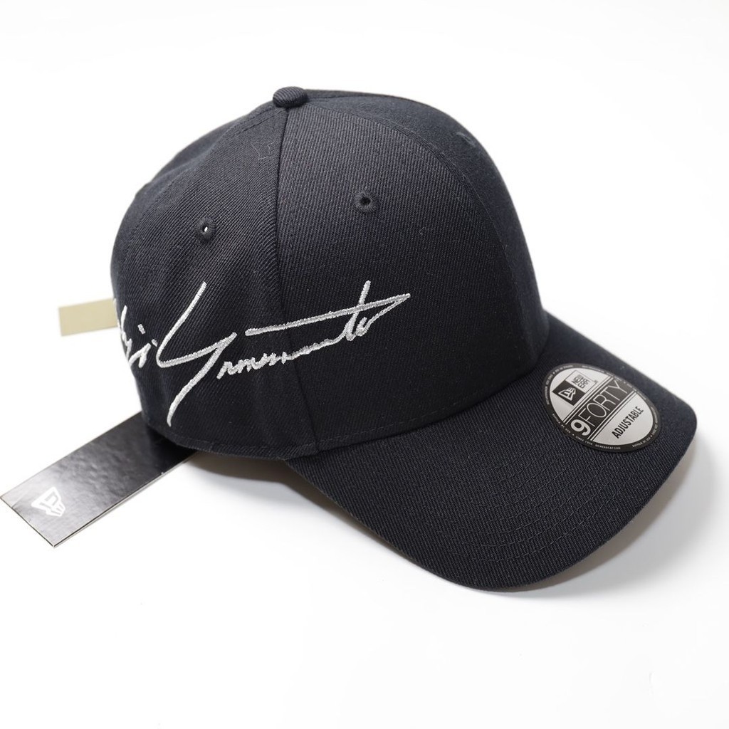 Yohji Yamamoto Yamamoto Yohji ร่วมแบรนด์ด้ายเงินปักด้านข้างลายเซ็นหมวกเบสบอลปีกโค้ง
ฮาร์ดดําถึง