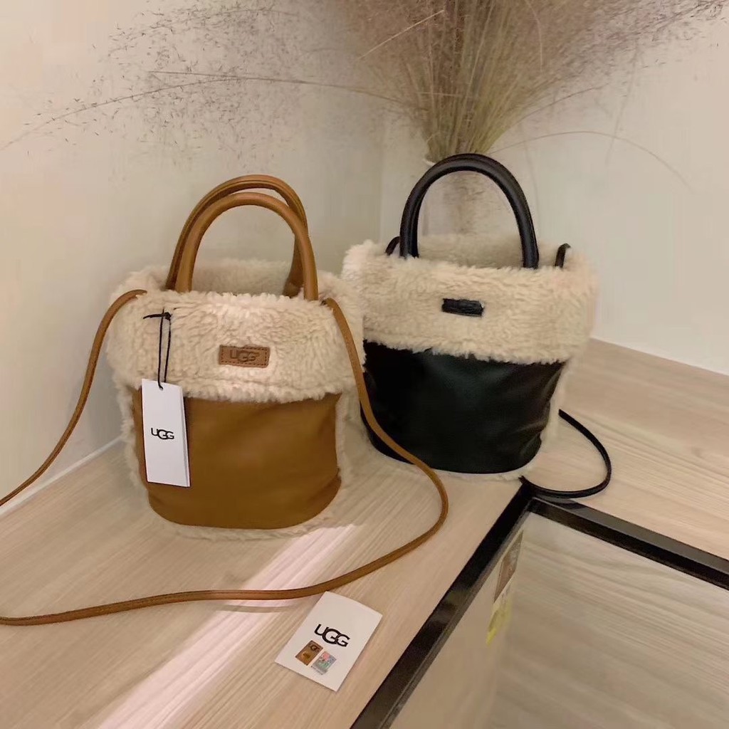 Ugg หนังกระเป๋าสตรี 2021 ฤดูใบไม้ร่วงและฤดูหนาวใหม่ Lamb Plush Bucket กระเป๋า Furry ตะกร้าผักแบบพกพา