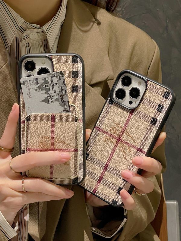 Burberry ยุโรปและอเมริกา IPhone15 โทรศัพท์มือถือกรณีอินเทรนด์หนังลายสก๊อต 14promax การ์ดกระเป๋า 11 A