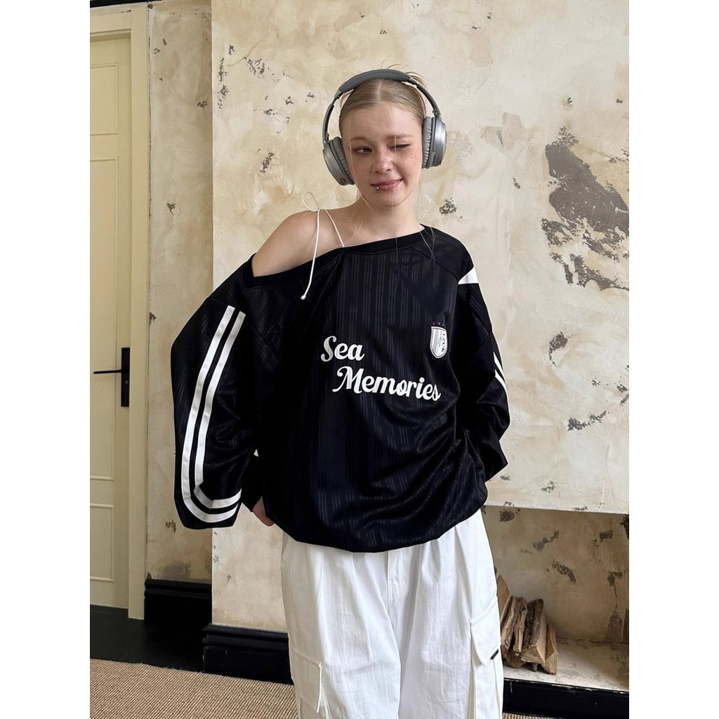 Shanmieleng อเมริกันย้อนยุคไหล่เอียงแขนยาวพิมพ์ตัวอักษรเสื้อกันหนาวผู้หญิงหลวมรั่วไหล่สาวร้อนเสื้อลําลองด้านบน