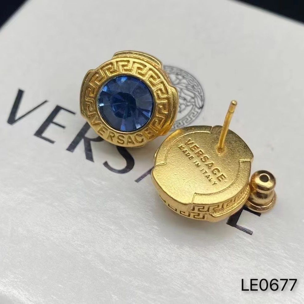 Versace ต่างหูครอบครัว V ใหม่ในยุโรปและอเมริกา, อารมณ์อินเทรนด์อเนกประสงค์, ต่างหูตัวอักษร Medusa คร