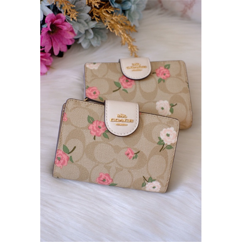 กระเป๋าสตางค์ COACH  Medium Corner Zip Wallet In Signature Canvas C0082 พร้อมส่งในไทย