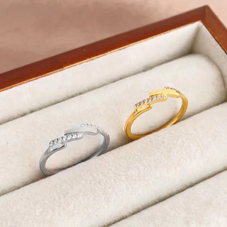 สแตนเลส Tiny Zirconia Diagonal Line แหวนผู้หญิง Non Fade 18K Gold Plated Hypoallergenic Non Tarnish Minimalist เครื่องประดับ Molly แหวน