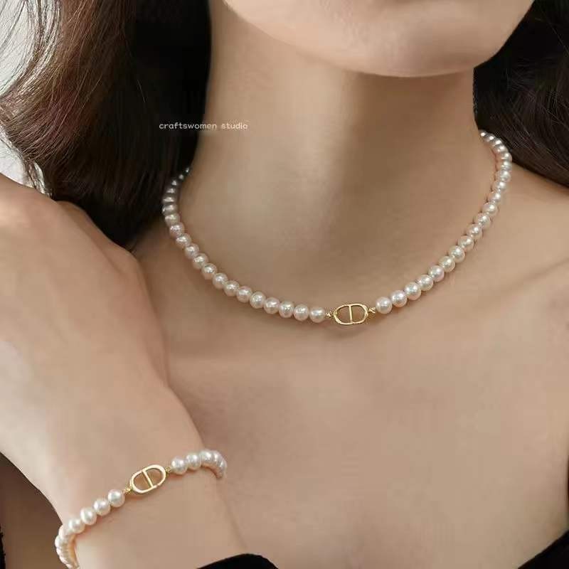 Dior CD Pearl Necklace Choker Temperament Choker 2024 ฤดูร้อนใหม่แฟชั่น Niche High-end Retro Clavicl