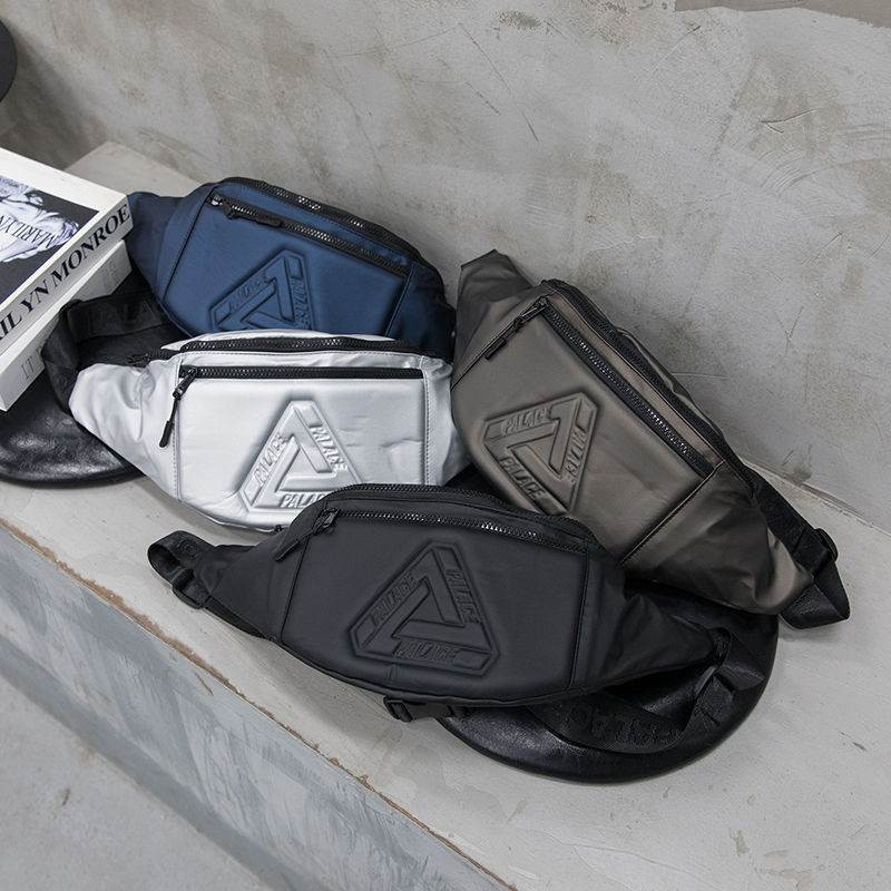 PALACE กระเป๋าคาดหน้าอกตัวอักษรนูนแบบสบาย ๆ บุคลิกภาพกีฬากระเป๋าคาดเอวกลางแจ้ง