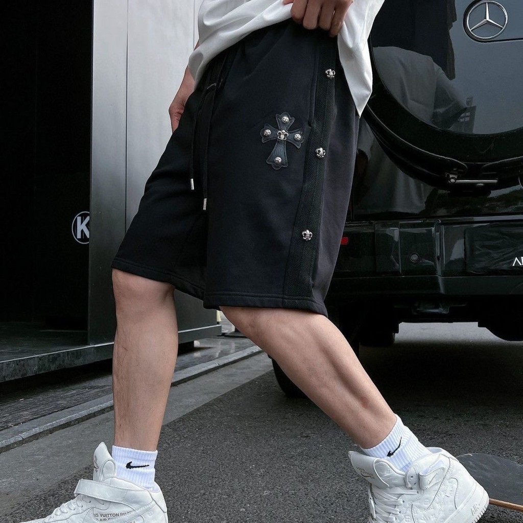 Chrome Hearts 2024 สถานียุโรปฤดูร้อนใหม่โลหะข้ามเย็บปักถักร้อยอุตสาหกรรมหนักกางเกงขาสั้นผู้ชายกางเกงลําลองขนาดกลาง Pa