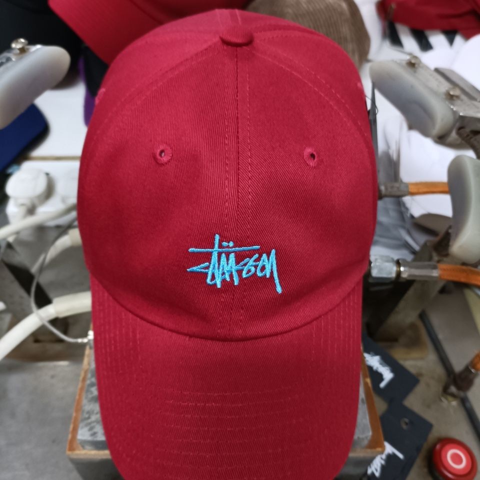 STUSSY Stussy หมวกเบสบอล Burgundy Peaked Cap ขนาดปรับได้สําหรับผู้ชายและผู้หญิง