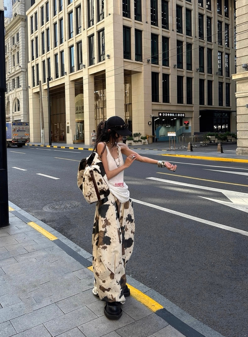 ชุดลำลองเสื้อกั๊กแขนกุดมีตัวอักษรสีแดงและลายวัวพร้อมกางเกงขากว้าง