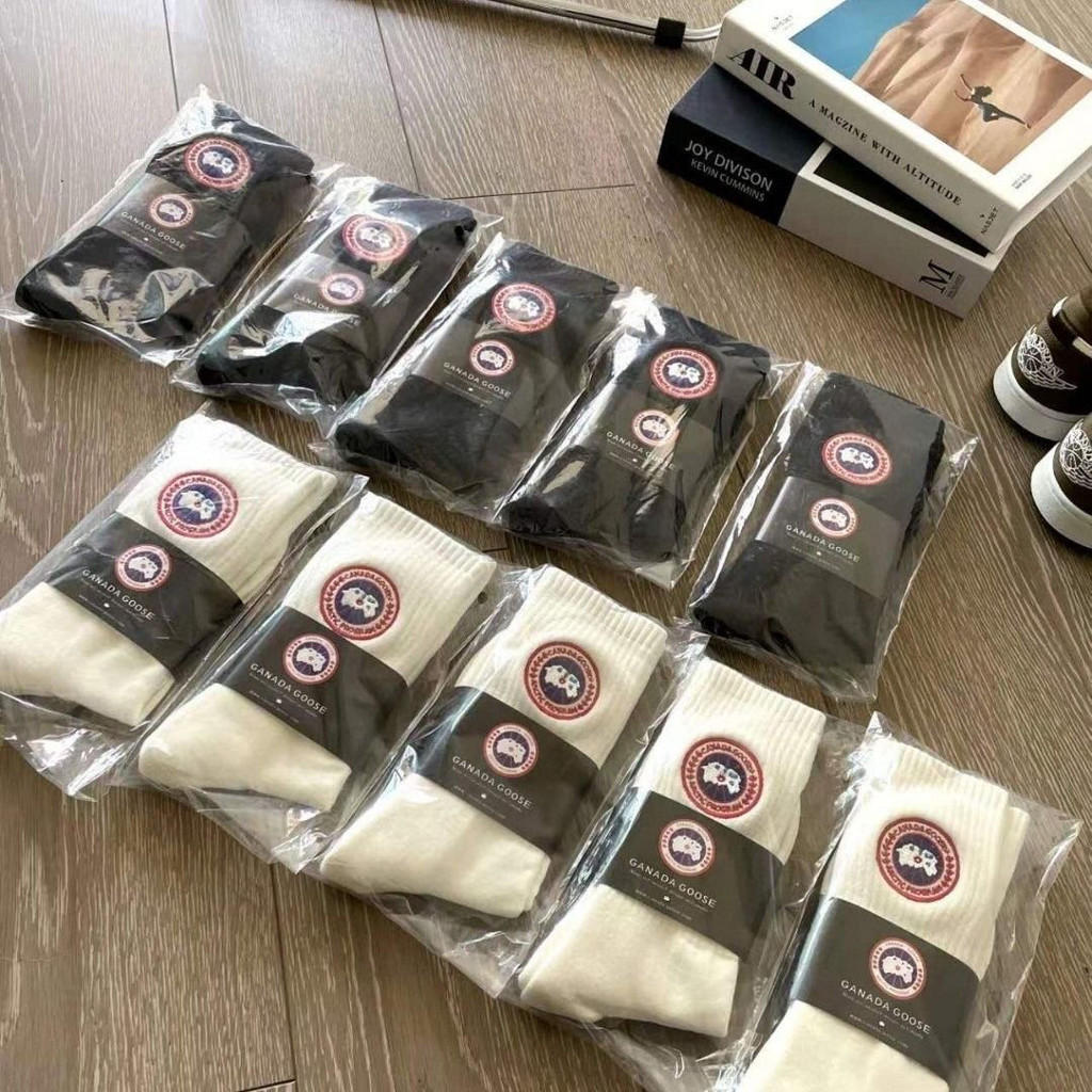 Canada GOOSE ถุงเท้าฤดูหนาวฤดูใบไม้ร่วงและฤดูหนาวท่อกลางเย็บปักถักร้อยสําหรับผู้ชายและผู้หญิงคู่หลอด