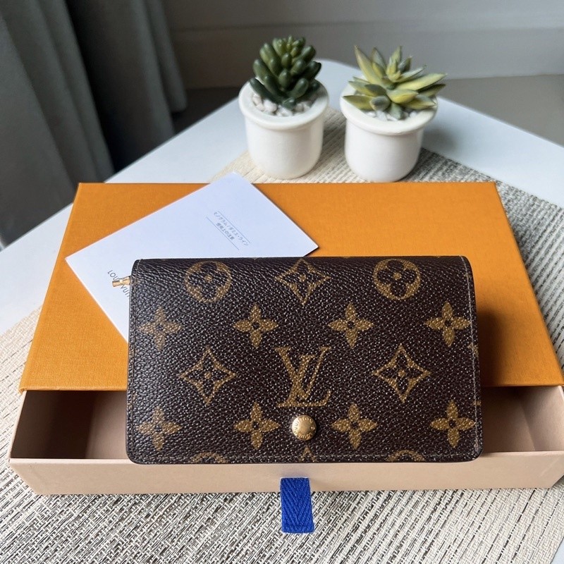 Lv Tresor wallet มือสองของแท้ค่ะ (รบกวนทั่กแชทก่อนสั่งค่ะ)