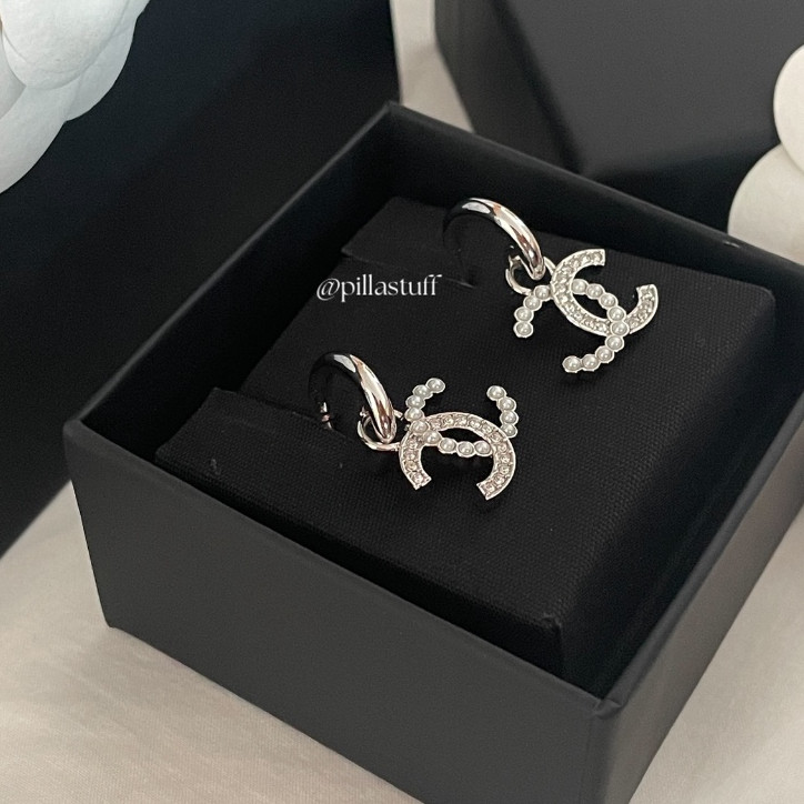 [พร้อมส่ง] New Chanel CC Earrings 1.5 cm อะไหล่เงิน ต่างหูชาแนลห้อยจี้