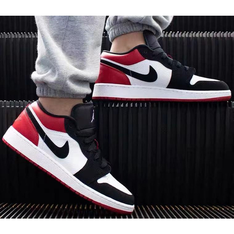 aeo ♞NIKE Air Jordan 1 Low Black Toe รองเท้ากีฬาสำหรับบุรุษและสตรี Nike Jordan Sports Shoes ของแท้