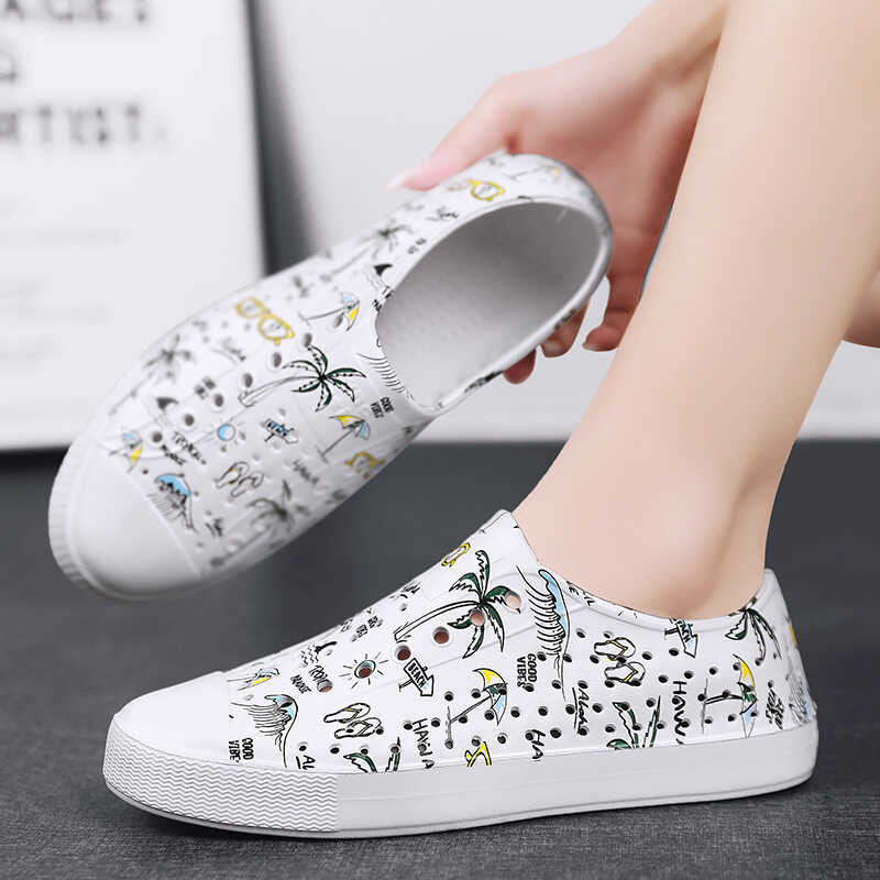 ❤ รองเท้ามีรูใส่ไปชายหาดสำหรับคู่รัก WNC Native สีรุ้ง