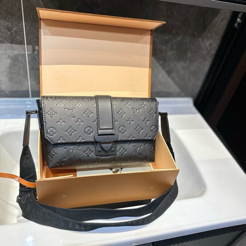 [1: 1 Boutique] Black Samurai Messenger Bag Mens Shoulder Messenger Bag Tablet Computer Bag