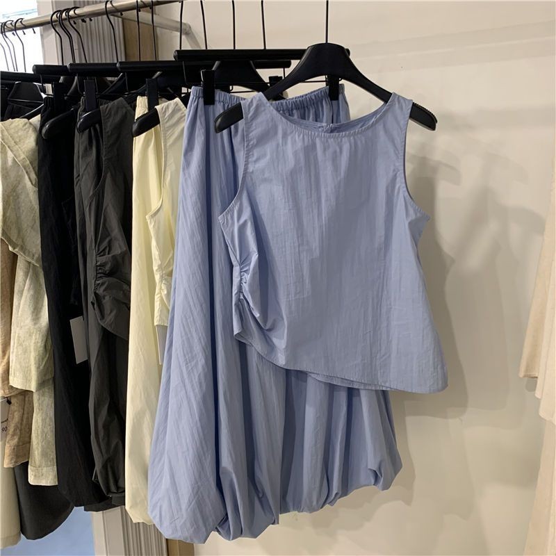 Niche Design เสื้อกั๊กแขนกุดไม่สม่ําเสมอ + กระโปรงบุดผู้หญิง 2024 ฤดูร้อนสไตล์ใหม่ชุดเล็ก