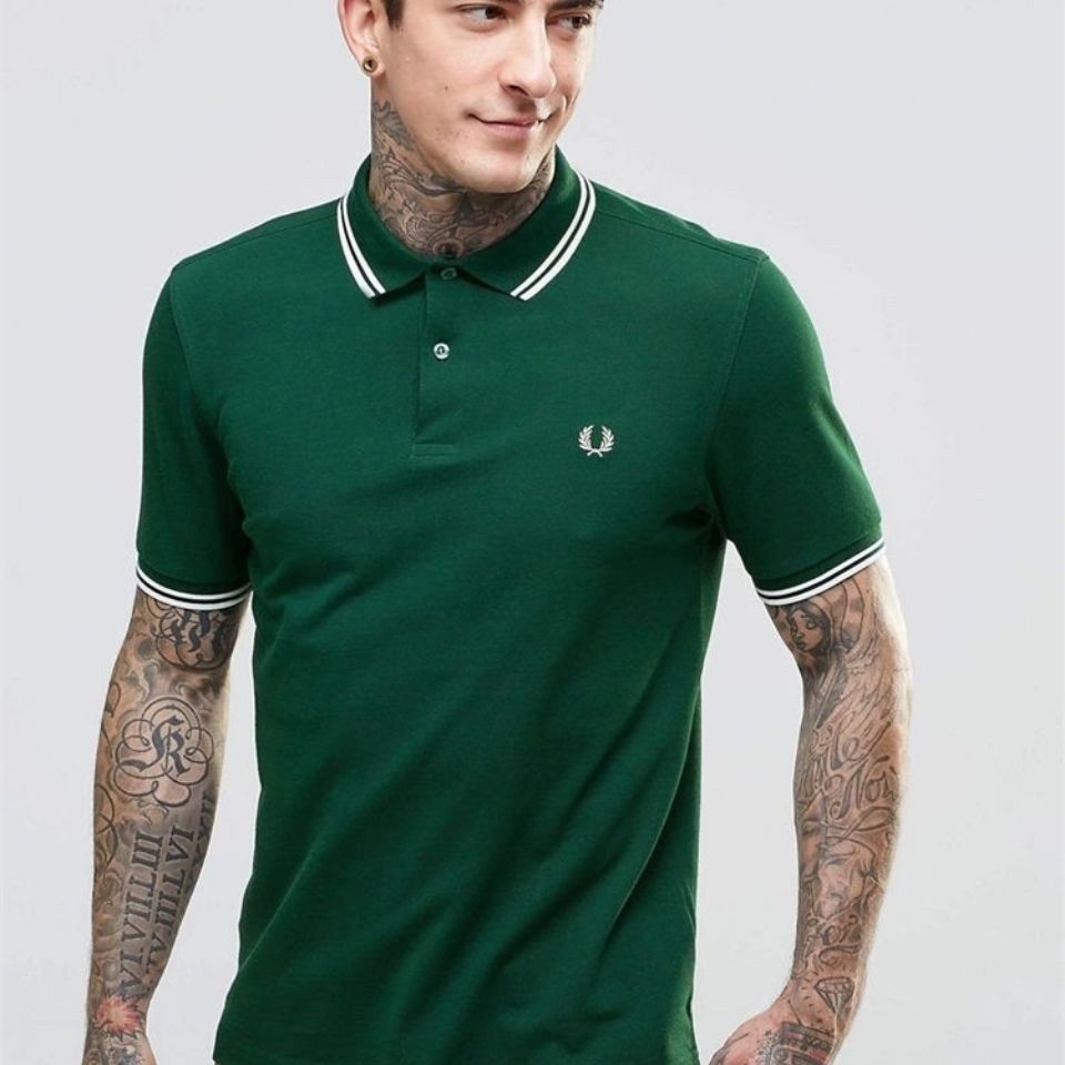 2024 Fred Perry เสื้อโปโลผู้ชายเสื้อยืดลําลองฤดูร้อนแขนสั้นปกเสื้อโปโลบาง