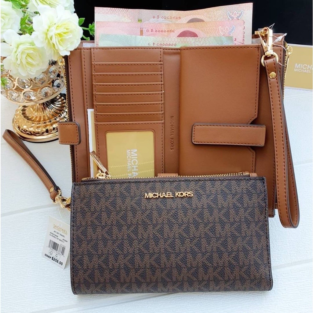 (สด-ผ่อน) กระเป๋าสตางค์ใบยาว มีสายคล้องมือ ลายmk 2 ซิป 35F8GTVW0B Jet Set Travel double Zip Wristl