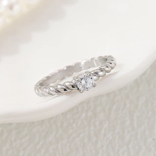 สแตนเลส Twisted Pattern Zirconia แหวนหินสําหรับผู้หญิง Non Tarnish Gold Plated Hypoallergenic Minimalist ข้อเสนอแหวนแต่งงาน