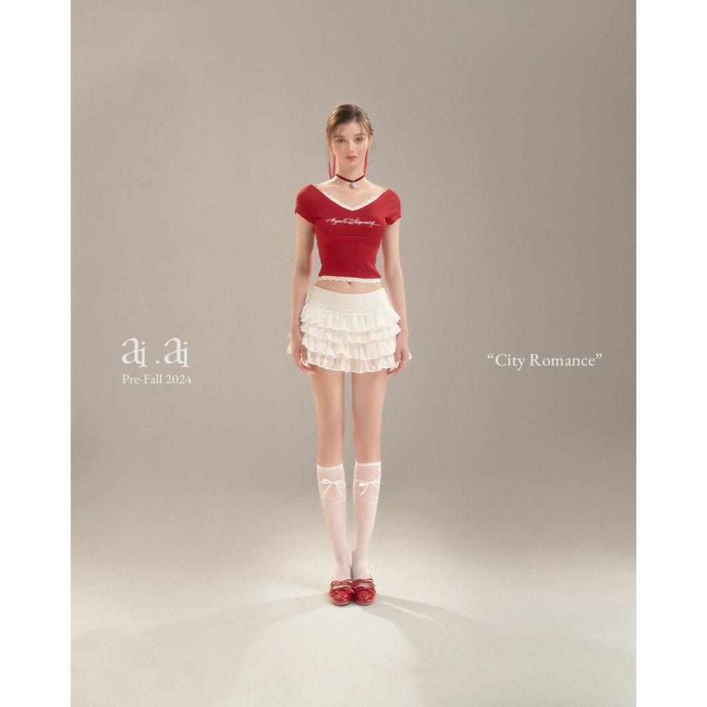 Aiai OFFICIAL "Bisou" Top t-shirt - เสื้อยืดคอหัวใจ "Bisou" แบบกอดลูกไม้