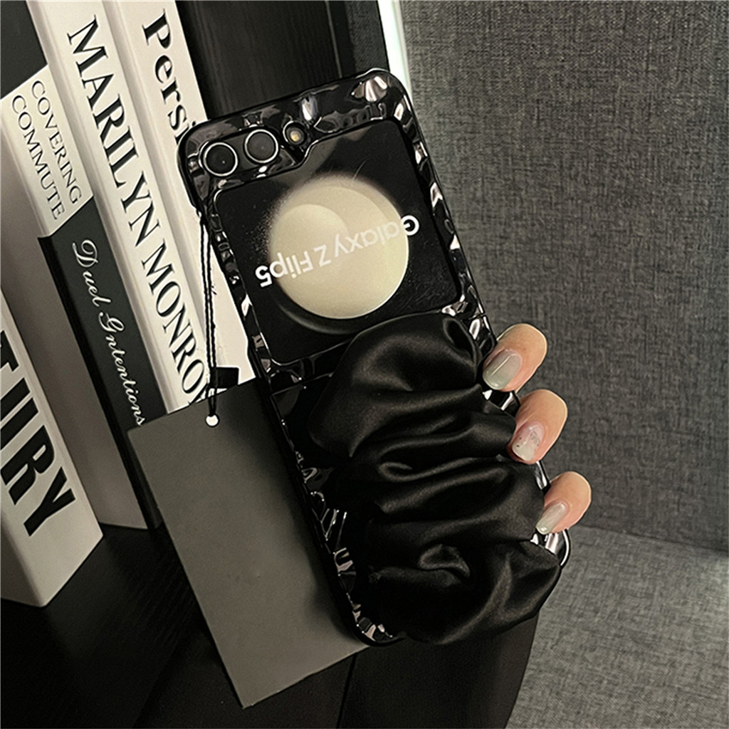 หรูหราสีดําชุบผ้าพันคอไม่สม่ําเสมอสายรัดข้อมือแบบพกพาเคสโทรศัพท์สําหรับ Galaxy Z Flip6 Z Flip 5 Z Fl