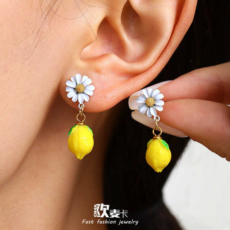 Omaka Daisy เรซิ่นมะนาวต่างหูสแตนเลส เสริมลุคฤดูร้อน เป็นของขวัญสำหรับเธอ