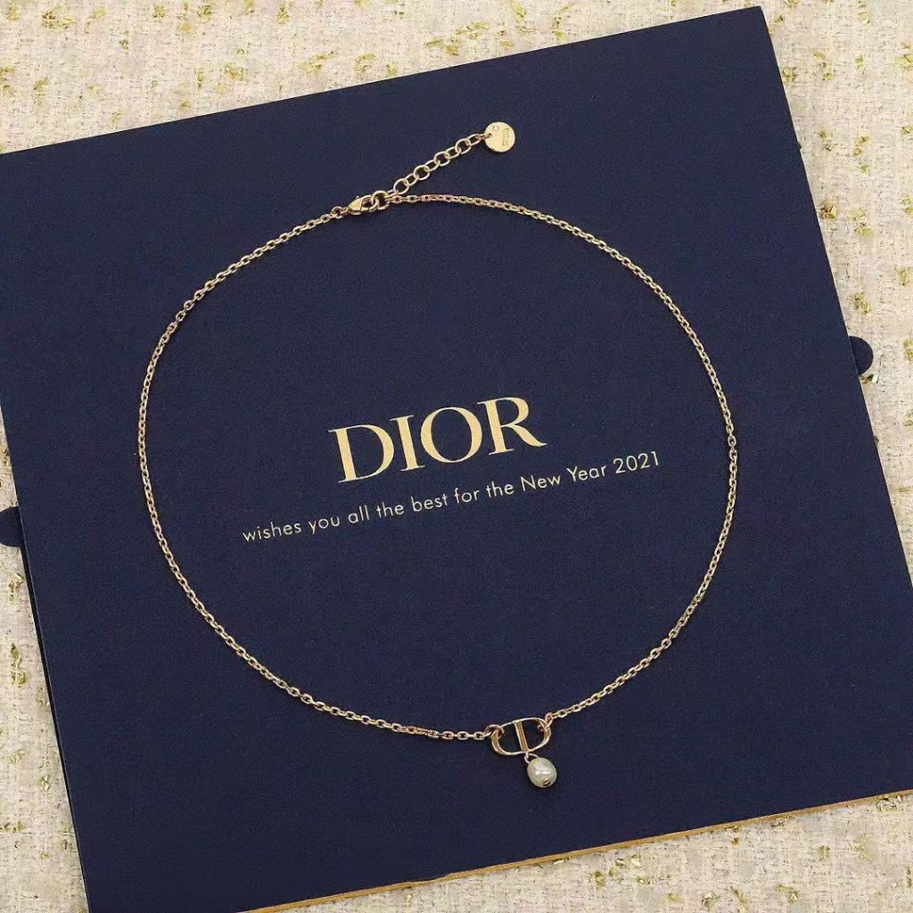 DIOR สร ้ อยคอหญิงคุณภาพสูงตัวอักษรเพชรเต ็ มมุกย ้ อนยุคธรรมชาติ