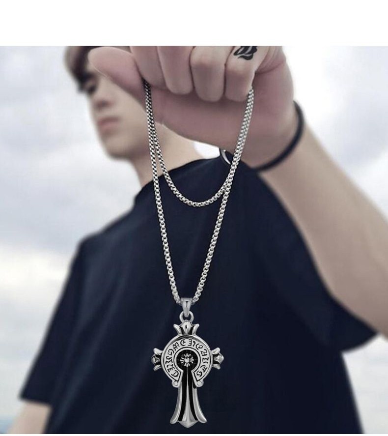 Chrome Hearts LANG สร้อยคออเมริกันผู้ชายและผู้หญิงส่วนบุคคล Retro High Street Cross จี้ Niche High-end เสื้อกันหนาว C
