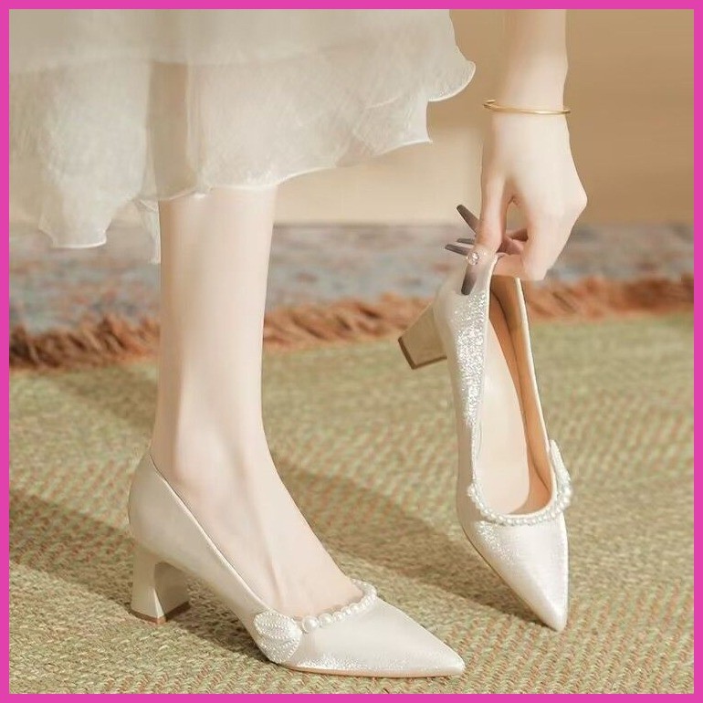 รองเท้าส้นสูงเจ้าสาวสไตล์ฝรั่งเศส 2025 ผ้าซาติน ส้นหนา หน้าแหลม โรยมุกแท้ เรียบหรู สำหรับงานแต่ง