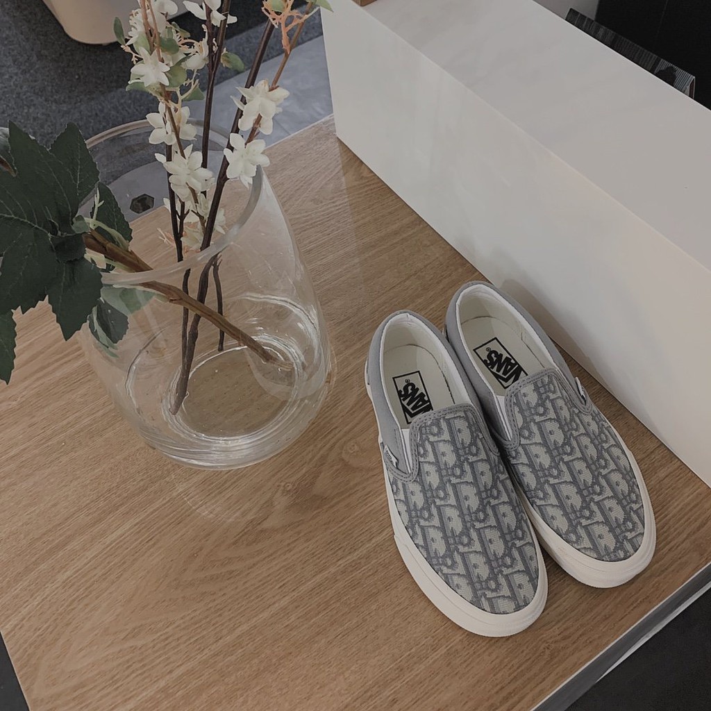 Vans x Dior ร ่ วมรองเท ้ าผ ้ าใบลําลองขาเดียว,คุณภาพสูงสีเทา Vans slip-on Dior สายตายาวปักรองเท ้