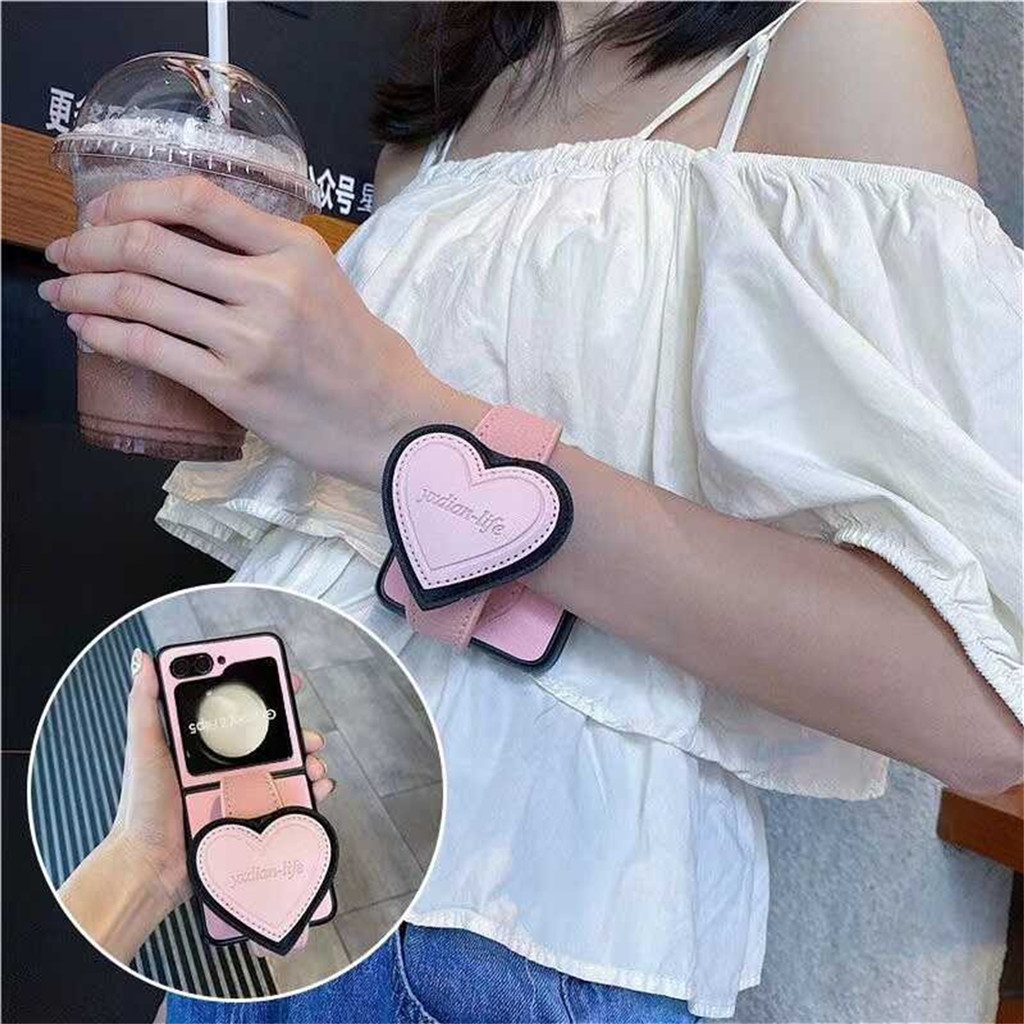 Luxurr เคสโทรศัพท์สีทึบหนัง Love Heart สายรัดข้อมือสําหรับ Samsung Galaxy Z Flip8 Z Flip7 Z Flip6 Z Flip5 ปกหลัง