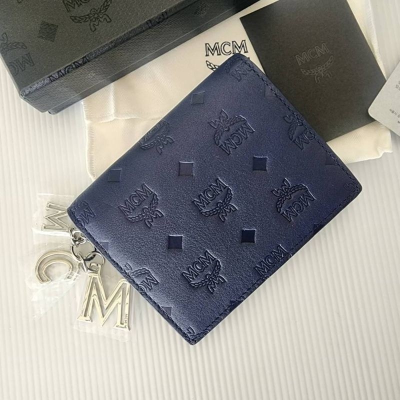 กระเป๋าสตางค์ชาย ใบสั้น 2พับNew MCM mini flap wallet MYS9AKM40 Navy Blue มีตุ้งติ้งห้อย mcmรอเช็คสต