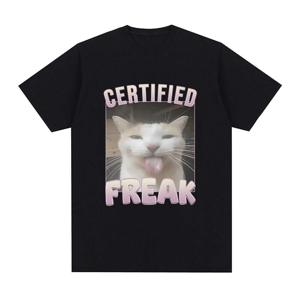 Certified Freak Funny Cat Meme T เสื้อผู้ชายแฟชั่นวินเทจแขนสั้นเสื้อยืดลําลองผ้าฝ้าย