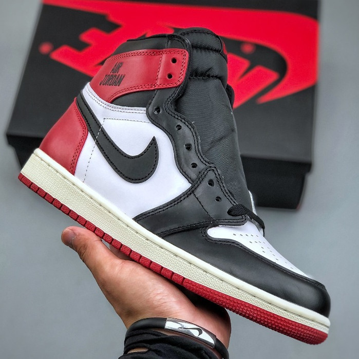รองเท ้ าบอร ์ ดสูง Air Jordan 1 High OG "Black Toe Reimagined DZ5485-106