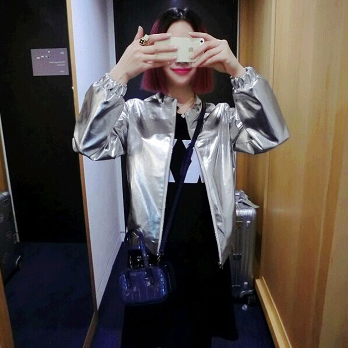 แขนยาวสั้นด้านบนผู้หญิงยุโรปอเมริกันแฟชั่นสบายๆสั้นแจ็คเก็ตผู้หญิงเงินเงาฤดูใบไม้ร่วงสไตล์ใหม่อินเทรนด์ที่ไม่ซ้ํากันหล่อโลหะเส - รูปที่ 2