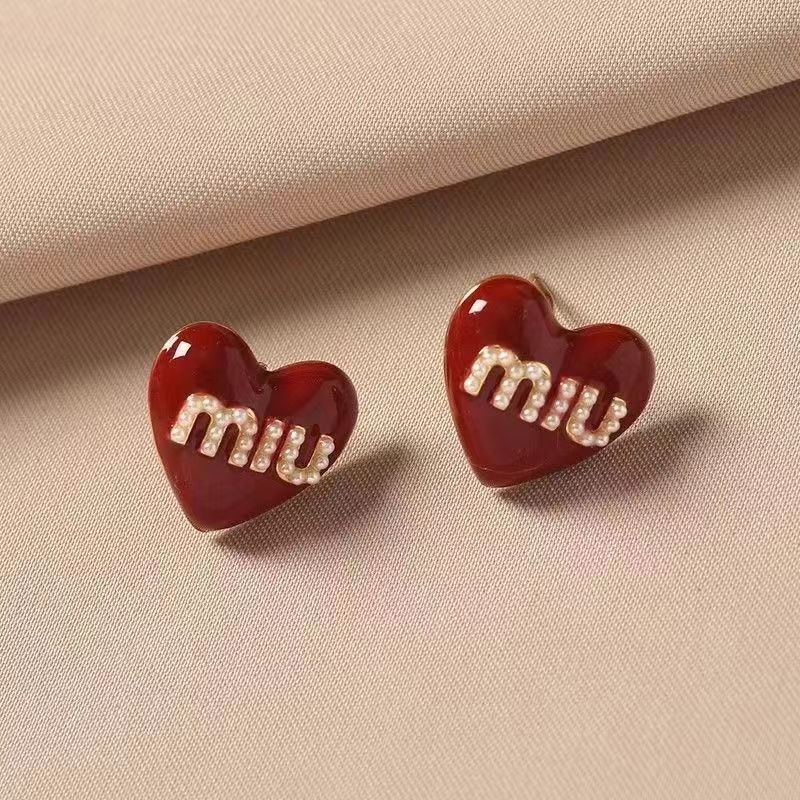 Miu MIU Letter Love ต่างหูสีแดง High-end ต่างหูปีใหม่อารมณ์หวานฤดูใบไม้ร่วงและฤดูหนาวต่างหู 2024 ใหม่น่ารัก E