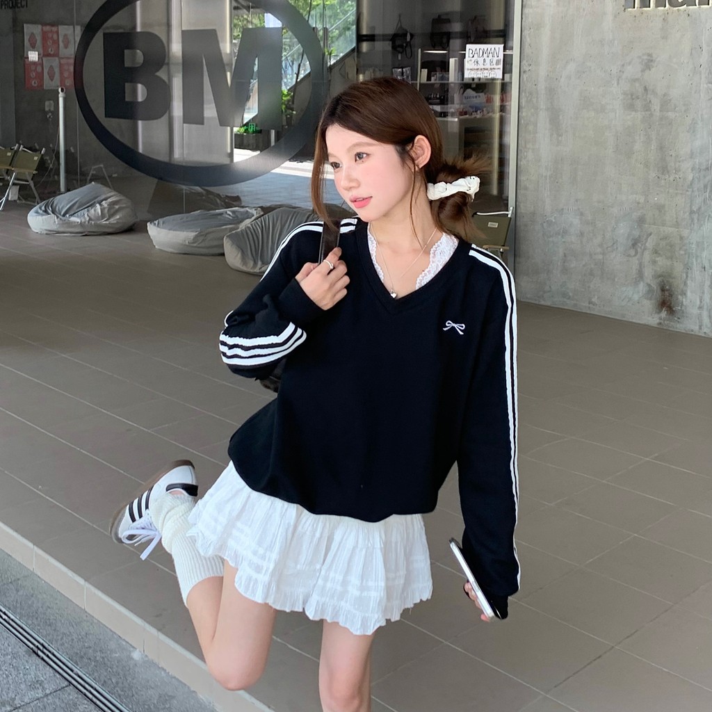 78063 เสื้อสเวตเตอร์แขนยาวสีดําทรงหลวมคอวี