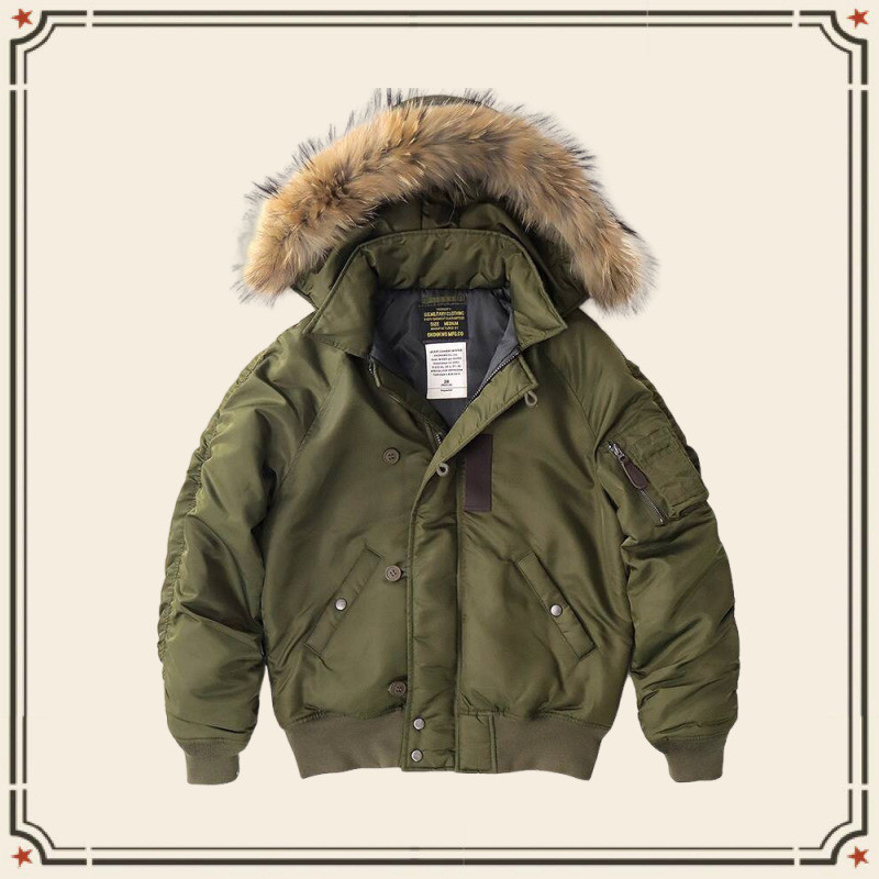 GRND N2B Bomber Jacket เสื้อแจ็คเก็ตผู้ชายสไตล์ทหารสำหรับฤดูหนาว ดีไซน์หนานุ่ม มีฮู้ด และทำมาจากผ้าฝ