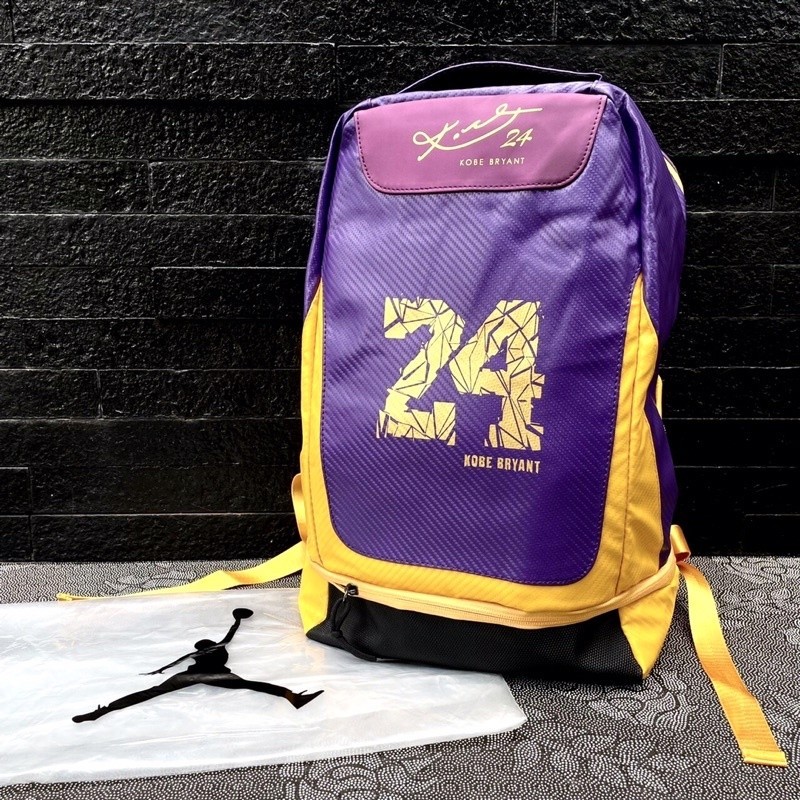 Nike AIR JORDAN TRIBUTE TO KOBE BRYANT 24 กระเป๋าเป้สะพายหลัง สีม่วง สีทอง