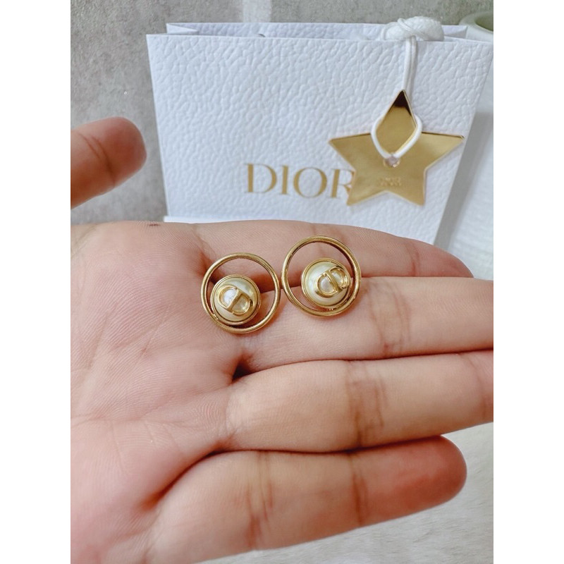 New DIOR Earrings Golden  เก๋มาก Size 1.5 cm.