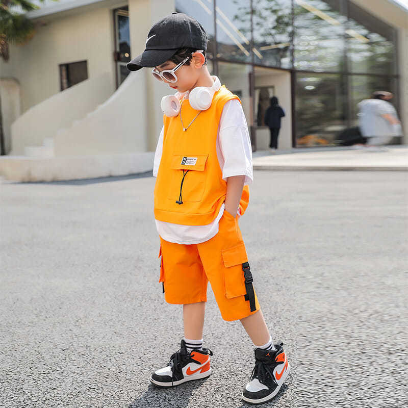 Pinx.th เด็กชายชุดฤดูร้อนเด็กชายใหม่หล่ออินเทรนด์เสื้อผ้าเด็กลายแขนสั้นเสื้อผ้าเด็กบางส่วน